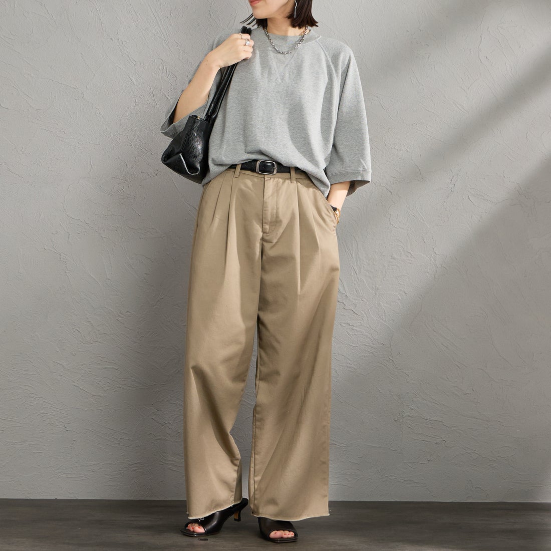 THE SHINZONE [ザ シンゾーン] INLAYED ハーフスリーブTシャツ [25SMSCU03] 06 GRAY &&モデル身長：160cm 着用サイズ：F0&&