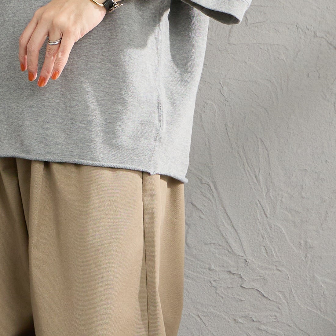 THE SHINZONE [ザ シンゾーン] INLAYED ハーフスリーブTシャツ [25SMSCU03] 06 GRAY &&モデル身長：160cm 着用サイズ：F0&&