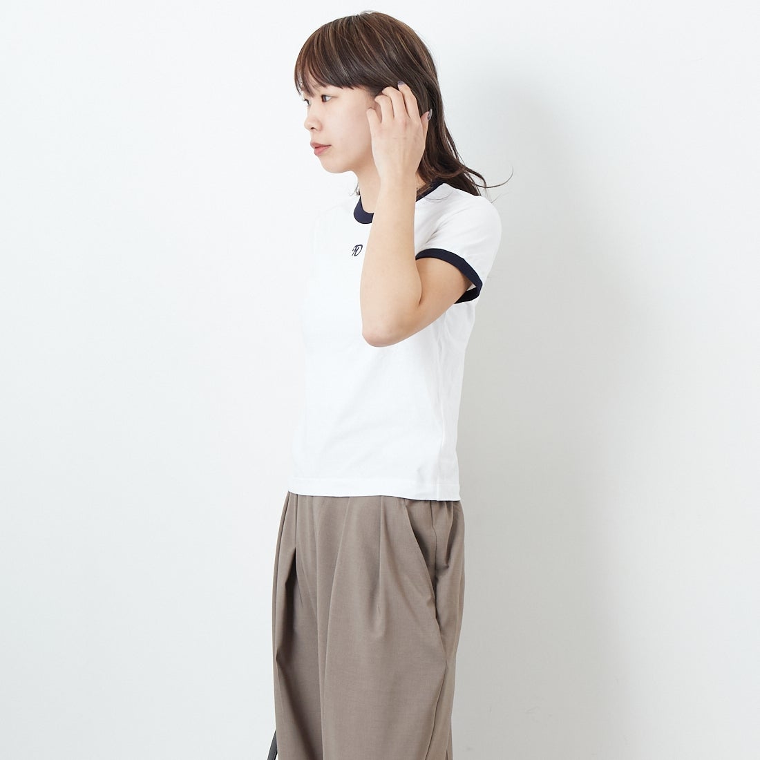 HOLIDAY [ホリデイ] スーパーファイン リンガーTシャツ [25101012] WHITE/NAVY &&モデル身長：167cm 着用サイズ：XXS&&
