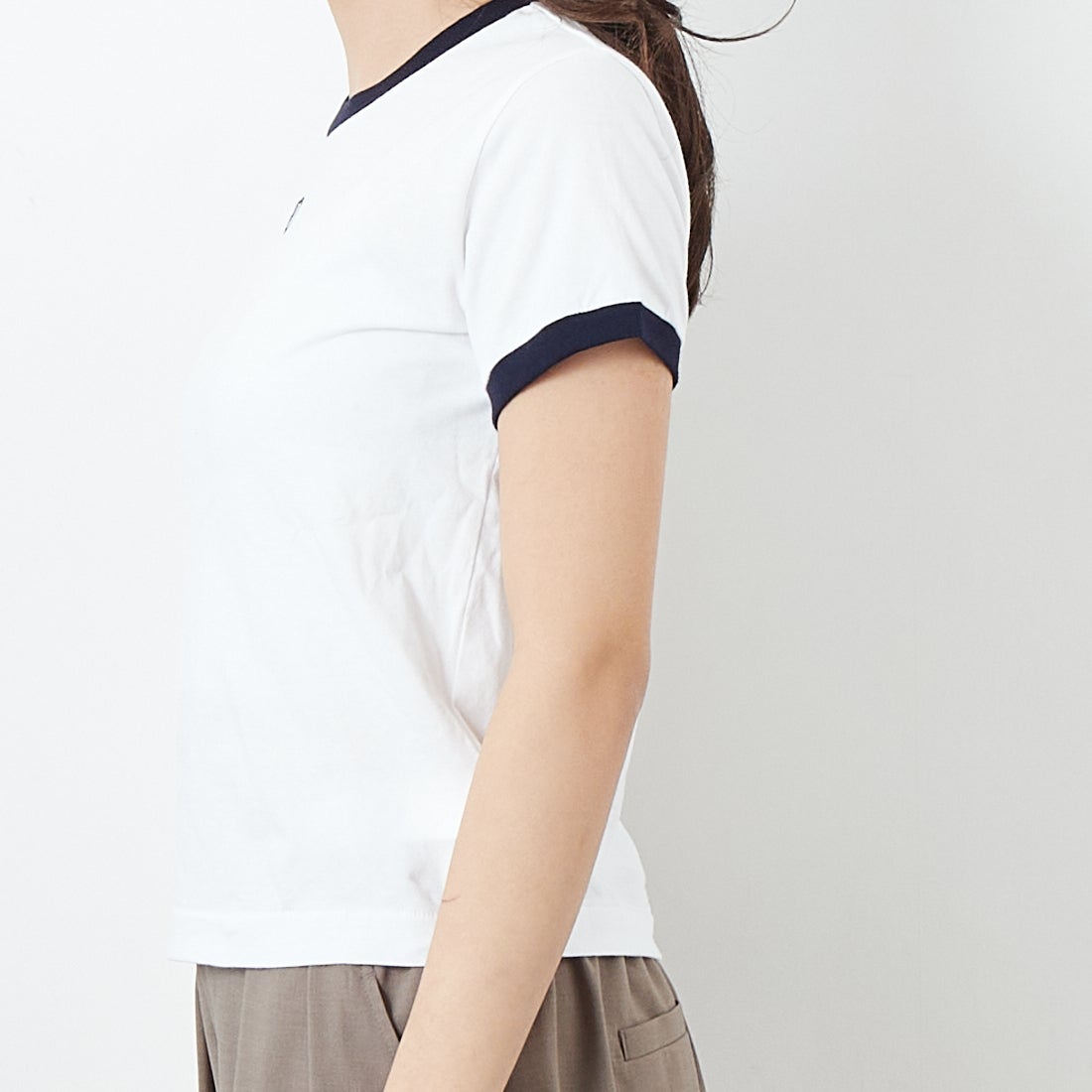 HOLIDAY [ホリデイ] スーパーファイン リンガーTシャツ [25101012] WHITE/NAVY &&モデル身長：167cm 着用サイズ：XXS&&