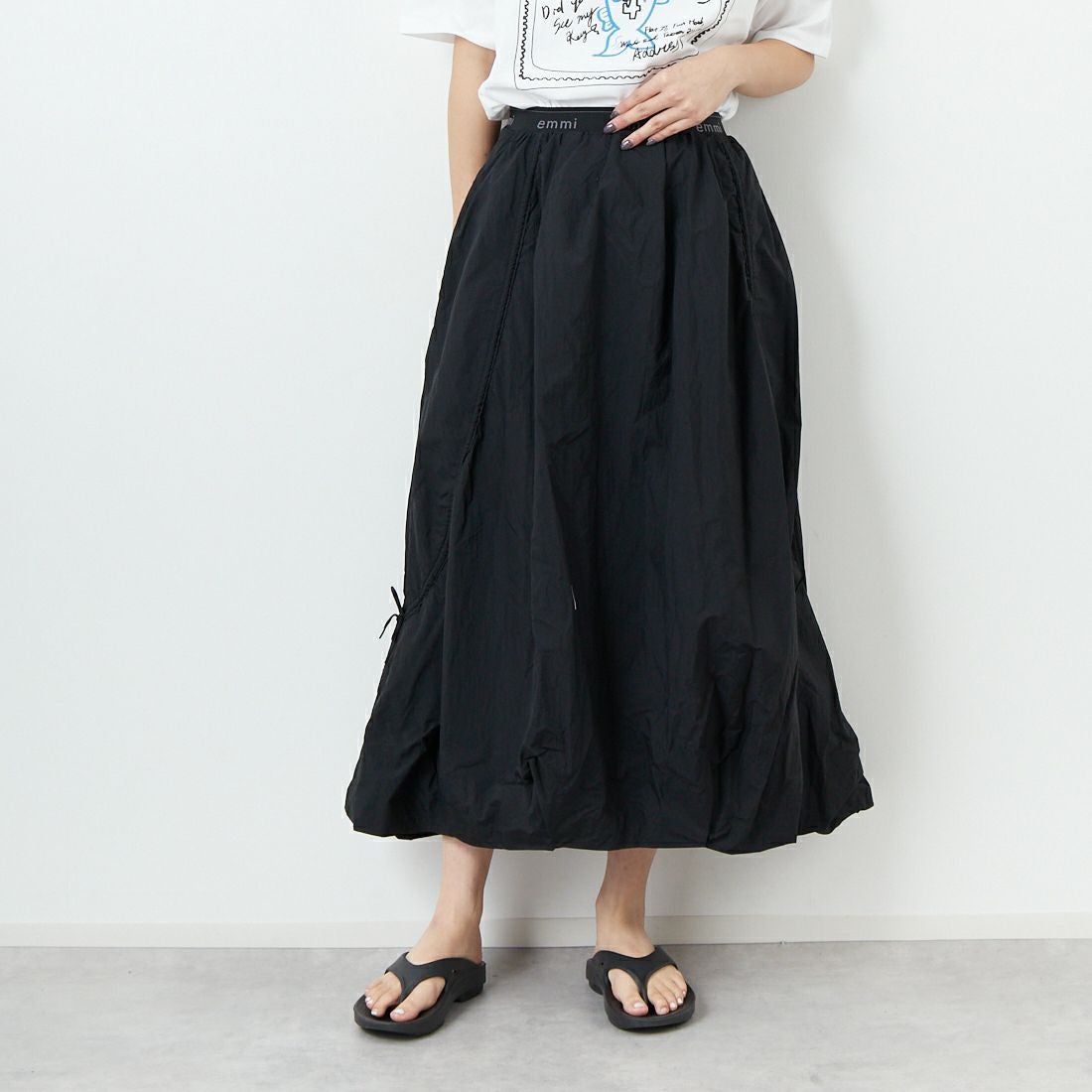 emmi [エミ] ロゴジャガードゴム ドロストスカート [13WFS251080] BLK &&モデル身長：167cm 着用サイズ：0&&