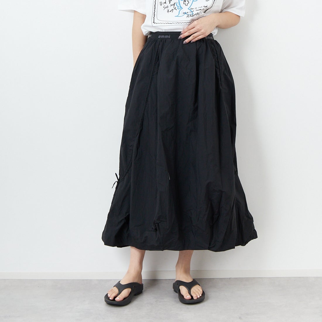 emmi [エミ] ロゴジャガードゴム ドロストスカート [13WFS251080] BLK &&モデル身長：167cm 着用サイズ：0&&