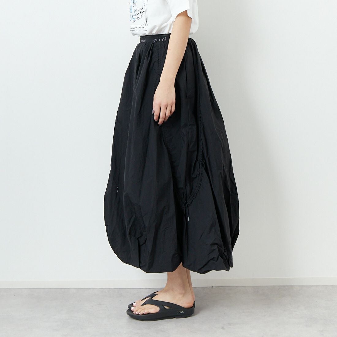 emmi [エミ] ロゴジャガードゴム ドロストスカート [13WFS251080] BLK &&モデル身長：167cm 着用サイズ：0&&