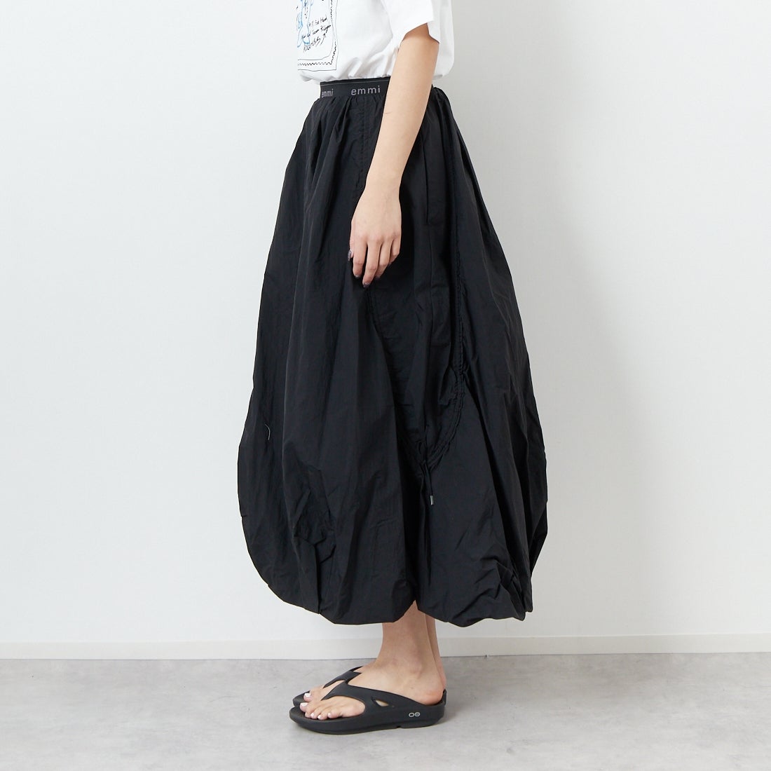 emmi [エミ] ロゴジャガードゴム ドロストスカート [13WFS251080] BLK &&モデル身長：167cm 着用サイズ：0&&