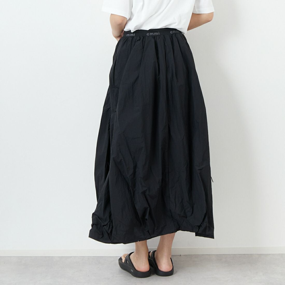 emmi [エミ] ロゴジャガードゴム ドロストスカート [13WFS251080] BLK &&モデル身長：167cm 着用サイズ：0&&