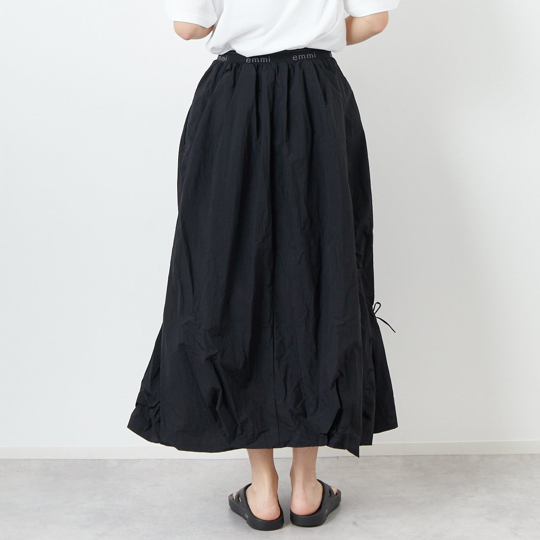 emmi [エミ] ロゴジャガードゴム ドロストスカート [13WFS251080] BLK &&モデル身長：167cm 着用サイズ：0&&