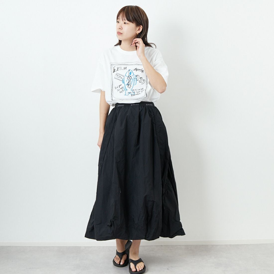 emmi [エミ] ロゴジャガードゴム ドロストスカート [13WFS251080] BLK &&モデル身長：167cm 着用サイズ：0&&