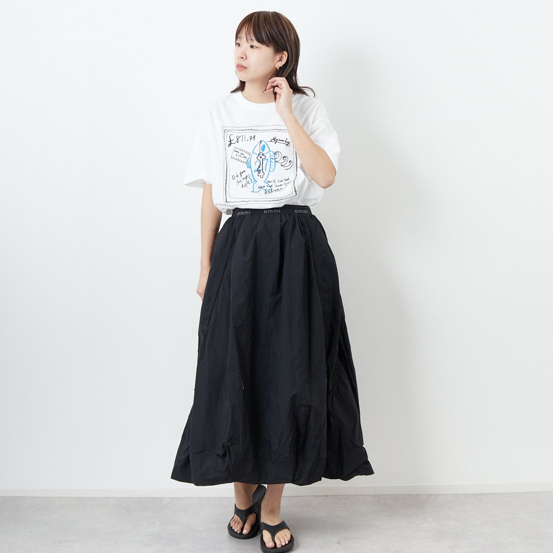 emmi [エミ] ロゴジャガードゴム ドロストスカート [13WFS251080] BLK &&モデル身長：167cm 着用サイズ：0&&