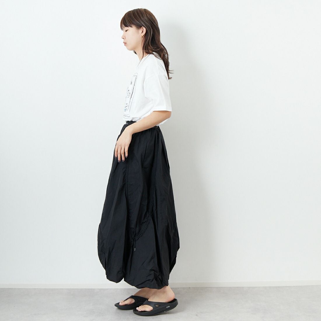 emmi [エミ] ロゴジャガードゴム ドロストスカート [13WFS251080] BLK &&モデル身長：167cm 着用サイズ：0&&