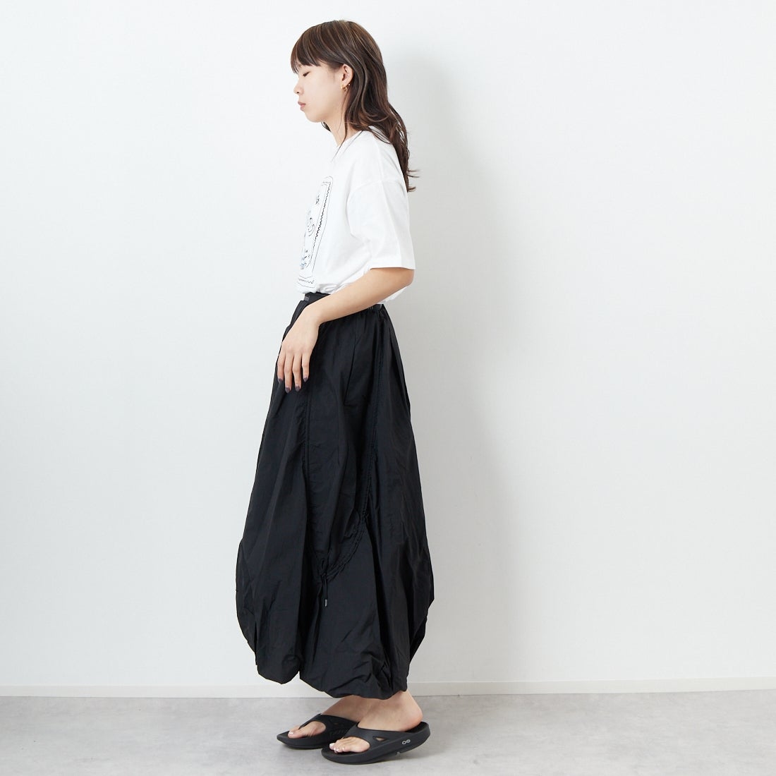 emmi [エミ] ロゴジャガードゴム ドロストスカート [13WFS251080] BLK &&モデル身長：167cm 着用サイズ：0&&