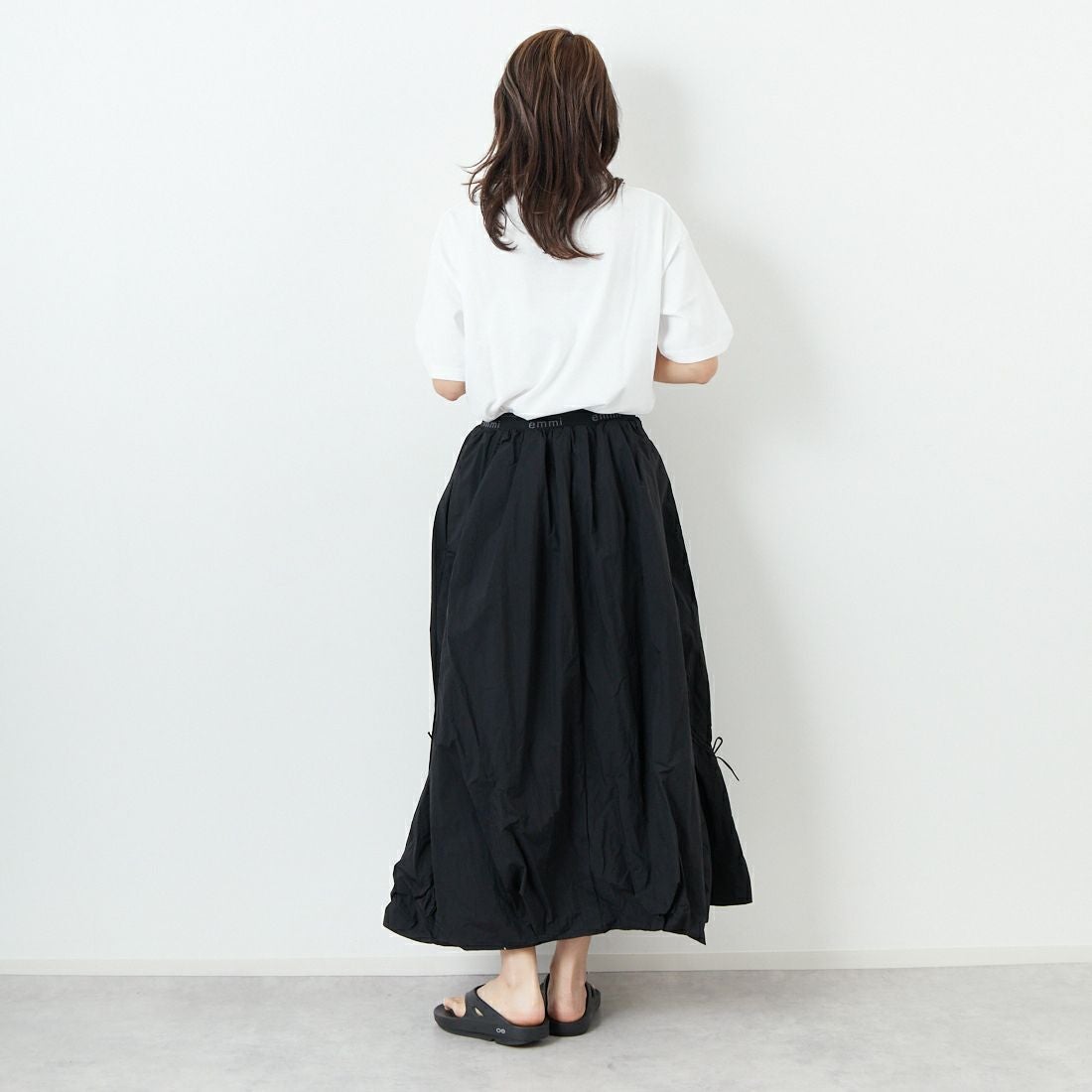 emmi [エミ] ロゴジャガードゴム ドロストスカート [13WFS251080] BLK &&モデル身長：167cm 着用サイズ：0&&