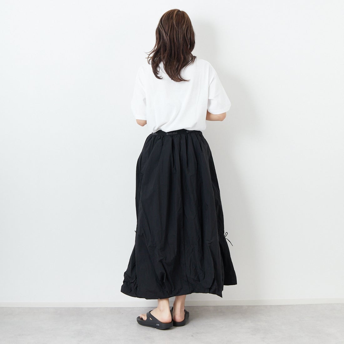 emmi [エミ] ロゴジャガードゴム ドロストスカート [13WFS251080] BLK &&モデル身長：167cm 着用サイズ：0&&