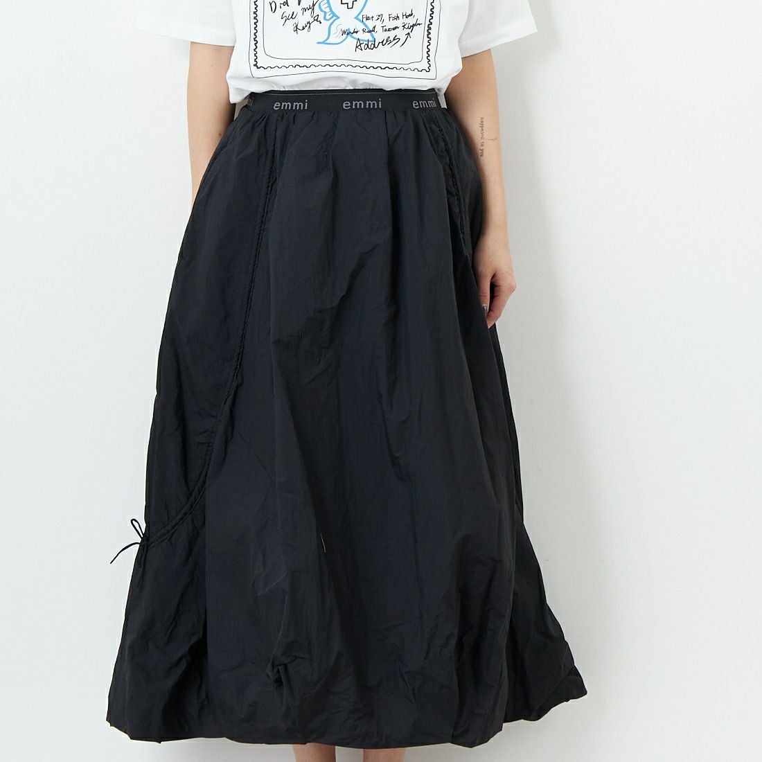 emmi [エミ] ロゴジャガードゴム ドロストスカート [13WFS251080] BLK &&モデル身長：167cm 着用サイズ：0&&