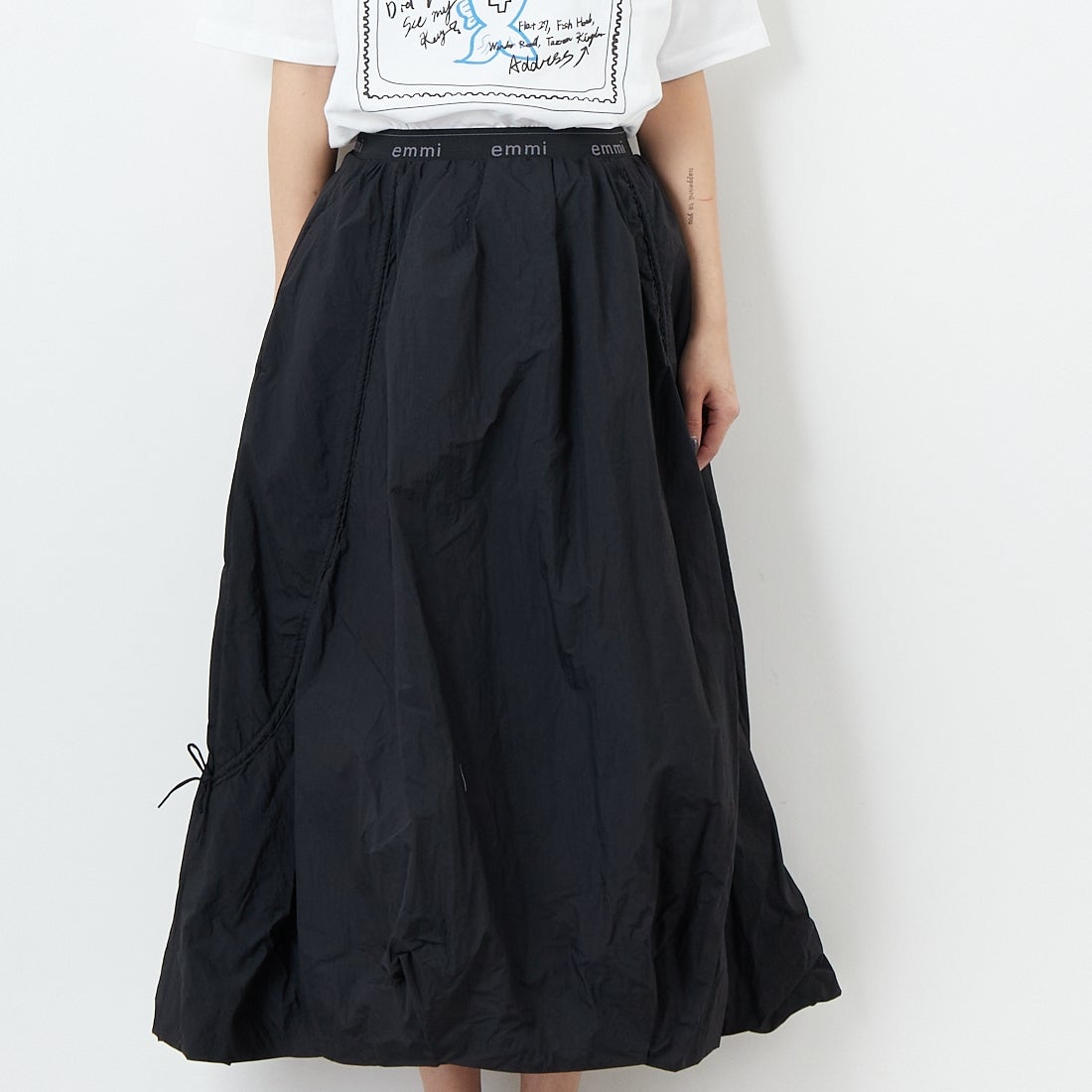 emmi [エミ] ロゴジャガードゴム ドロストスカート [13WFS251080] BLK &&モデル身長：167cm 着用サイズ：0&&