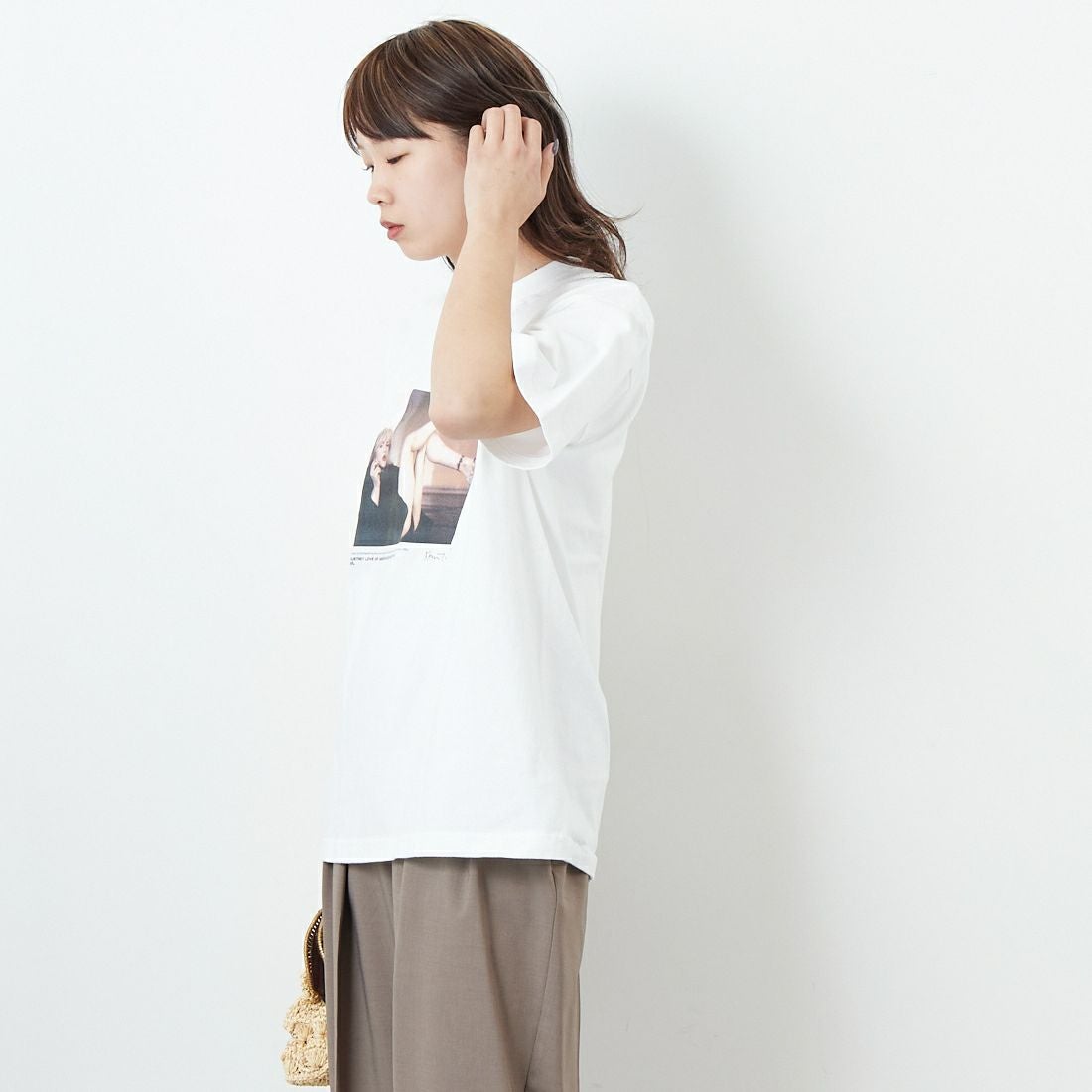 +81 BRANCA [ハチイチブランカ] ケビン・カミンズ フォトTシャツ [81B-25SS-CS22] WHITE &&モデル身長：167cm 着用サイズ：F&&