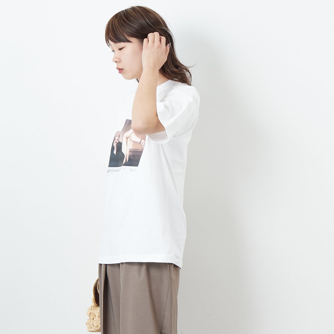 +81 BRANCA [ハチイチブランカ] ケビン・カミンズ フォトTシャツ [81B-25SS-CS22] WHITE &&モデル身長：167cm 着用サイズ：F&&
