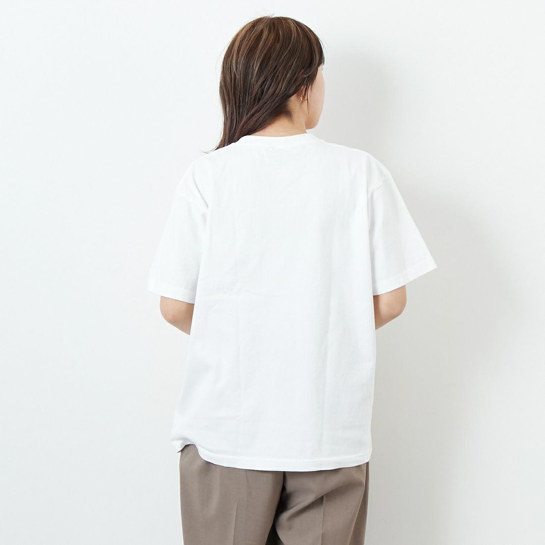 +81 BRANCA [ハチイチブランカ] ケビン・カミンズ フォトTシャツ [81B-25SS-CS22] WHITE &&モデル身長：167cm 着用サイズ：F&&