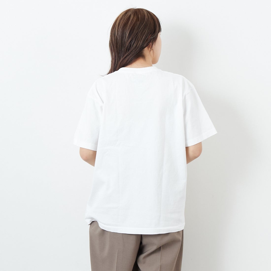 +81 BRANCA [ハチイチブランカ] ケビン・カミンズ フォトTシャツ [81B-25SS-CS22] WHITE &&モデル身長：167cm 着用サイズ：F&&