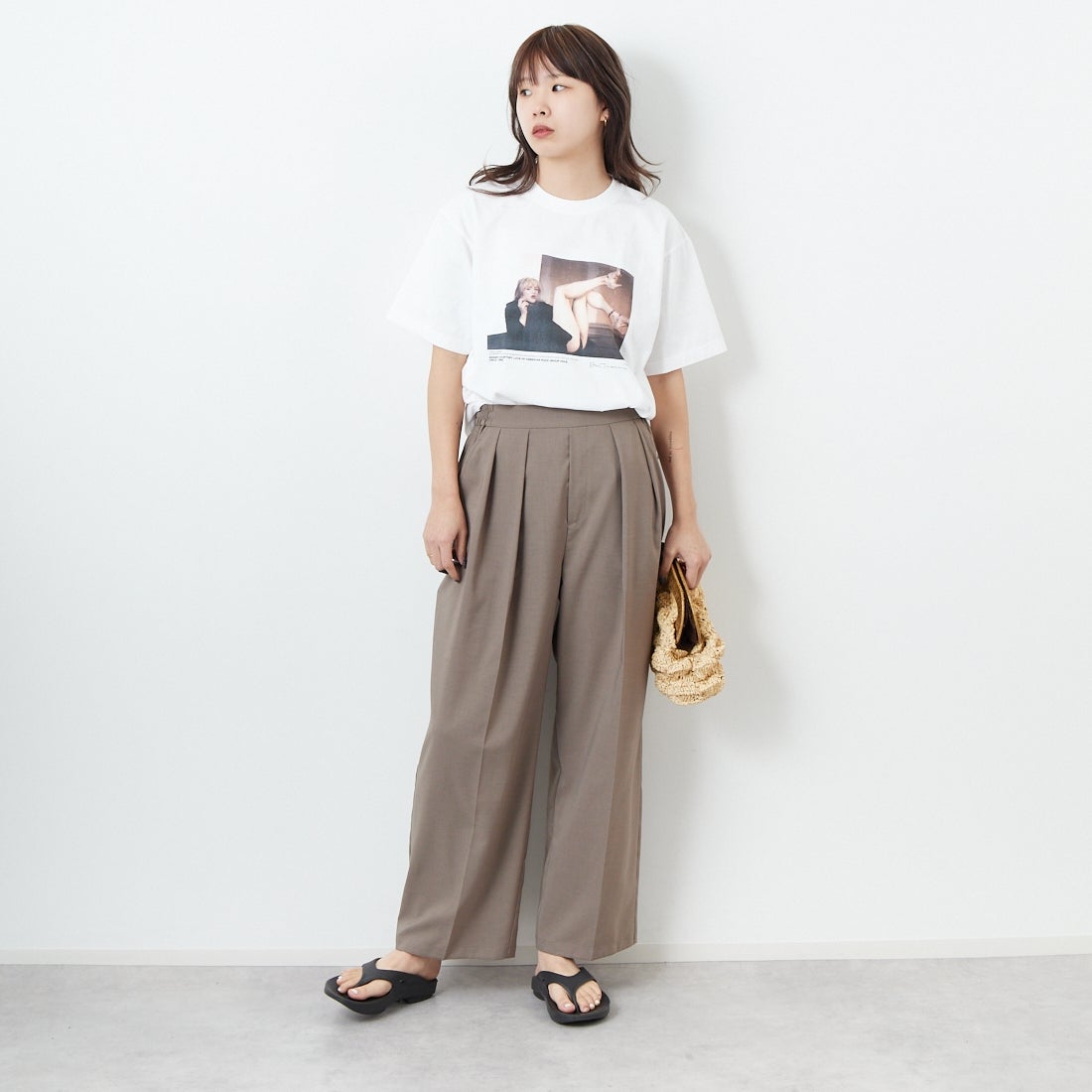 +81 BRANCA [ハチイチブランカ] ケビン・カミンズ フォトTシャツ [81B-25SS-CS22] WHITE &&モデル身長：167cm 着用サイズ：F&&