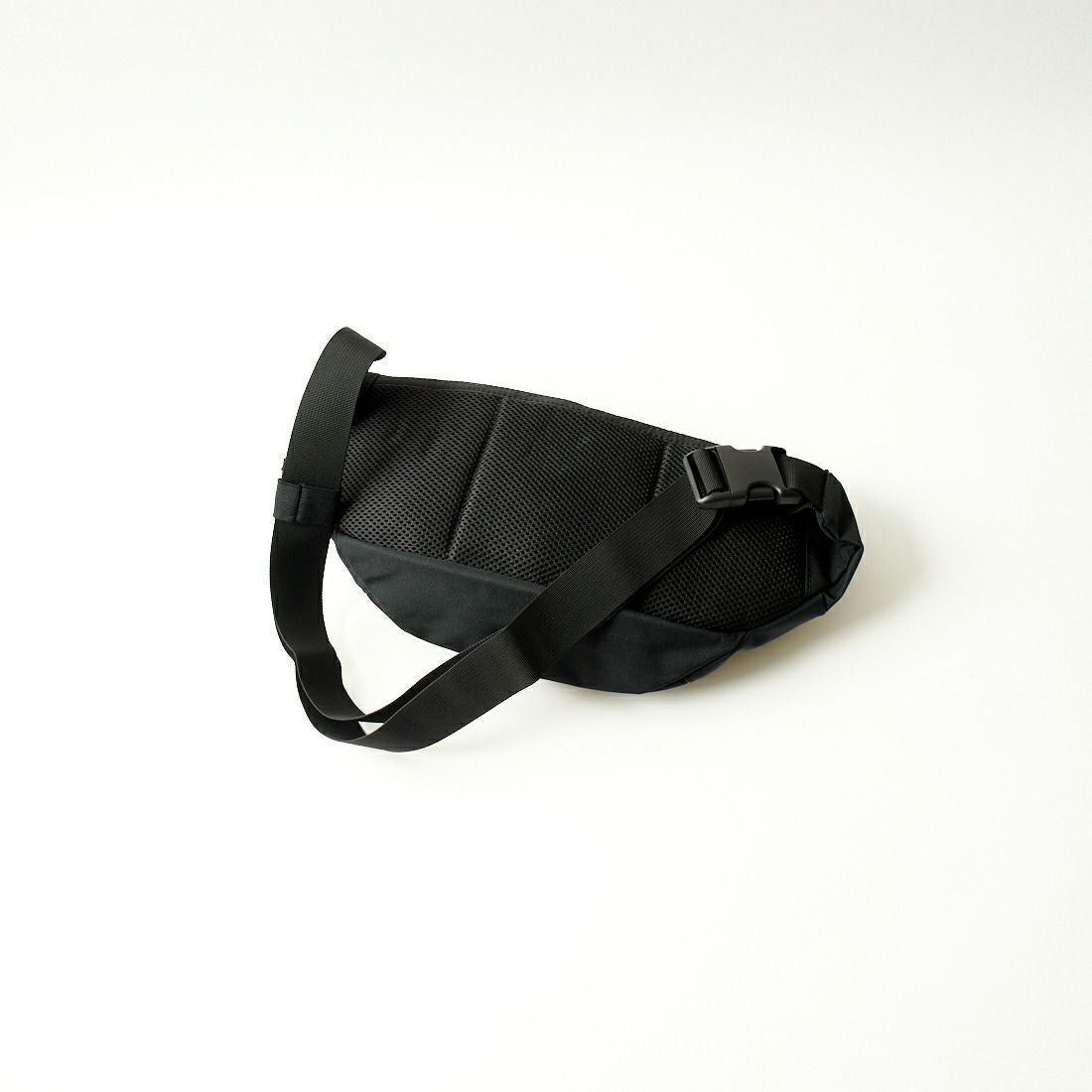 BRIEFING [ブリーフィング] SLASH ボディバッグ [BRA233L28] 010 BLACK