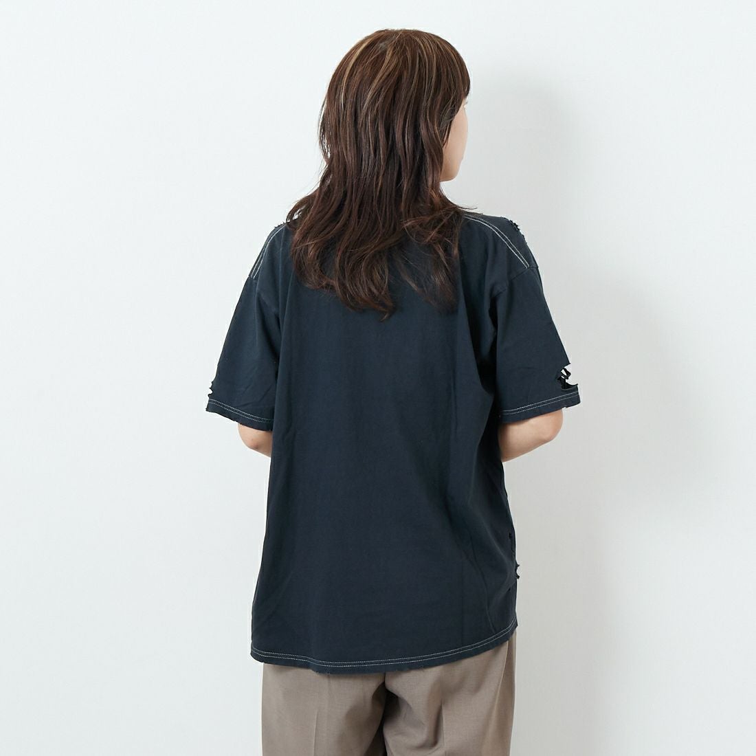 +81 BRANCA [ハチイチブランカ] ダメージ加工 半袖Tシャツ [81B-25SS-CS32] CHARCOAL &&モデル身長：167cm 着用サイズ：F&&