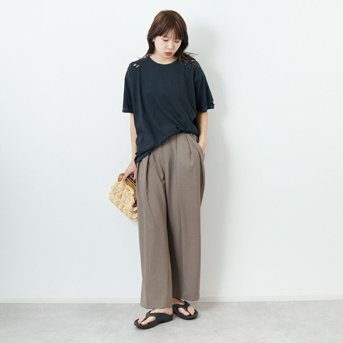 +81 BRANCA [ハチイチブランカ] ダメージ加工 半袖Tシャツ [81B-25SS-CS32] CHARCOAL &&モデル身長：167cm 着用サイズ：F&&