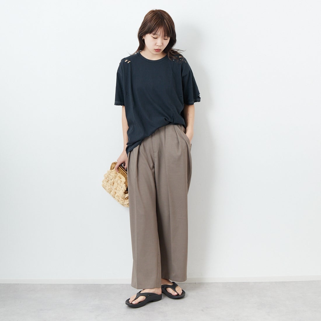 +81 BRANCA [ハチイチブランカ] ダメージ加工 半袖Tシャツ [81B-25SS-CS32] CHARCOAL &&モデル身長：167cm 着用サイズ：F&&