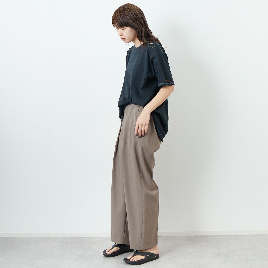 +81 BRANCA [ハチイチブランカ] ダメージ加工 半袖Tシャツ [81B-25SS-CS32] CHARCOAL &&モデル身長：167cm 着用サイズ：F&&