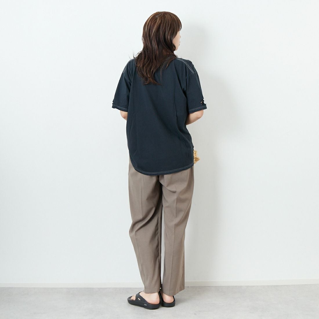 +81 BRANCA [ハチイチブランカ] ダメージ加工 半袖Tシャツ [81B-25SS-CS32] CHARCOAL &&モデル身長：167cm 着用サイズ：F&&