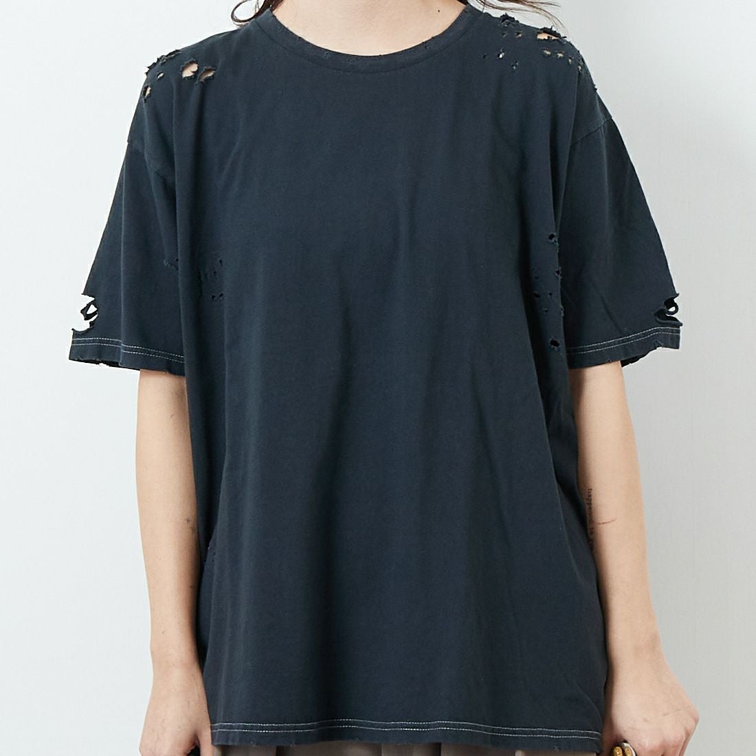 +81 BRANCA [ハチイチブランカ] ダメージ加工 半袖Tシャツ [81B-25SS-CS32] CHARCOAL &&モデル身長：167cm 着用サイズ：F&&