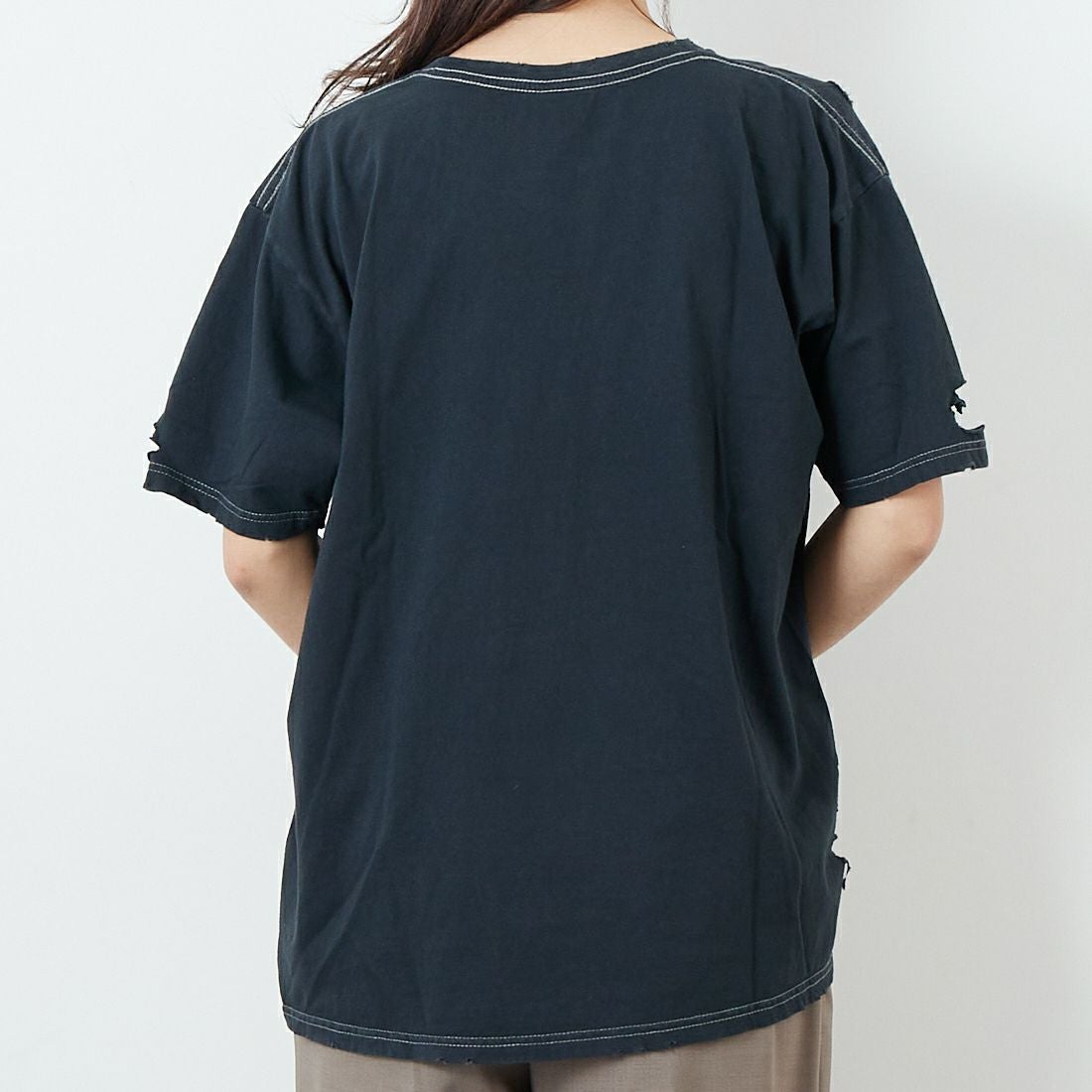 +81 BRANCA [ハチイチブランカ] ダメージ加工 半袖Tシャツ [81B-25SS-CS32] CHARCOAL &&モデル身長：167cm 着用サイズ：F&&