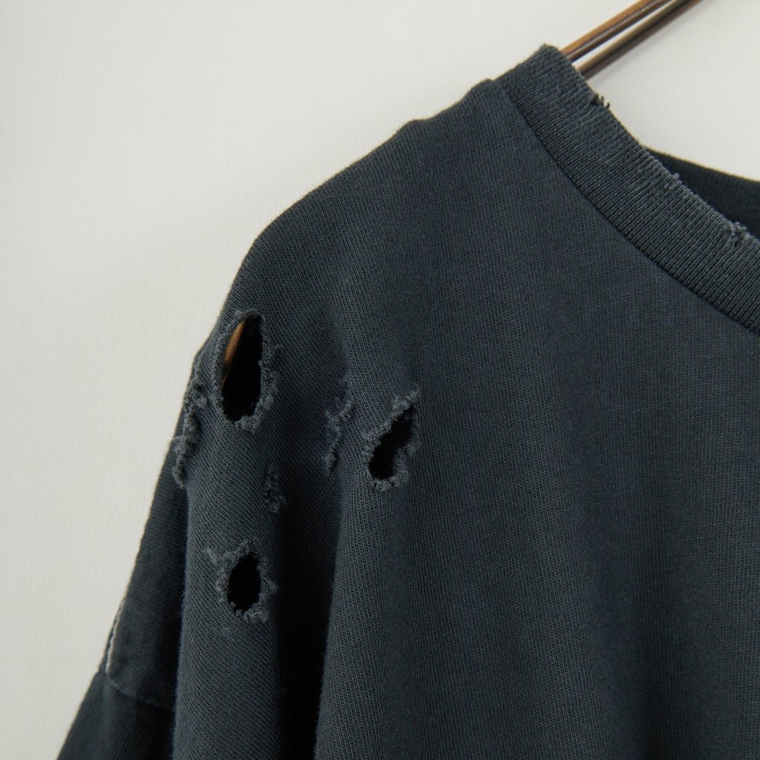 +81 BRANCA [ハチイチブランカ] ダメージ加工 半袖Tシャツ [81B-25SS-CS32] CHARCOAL