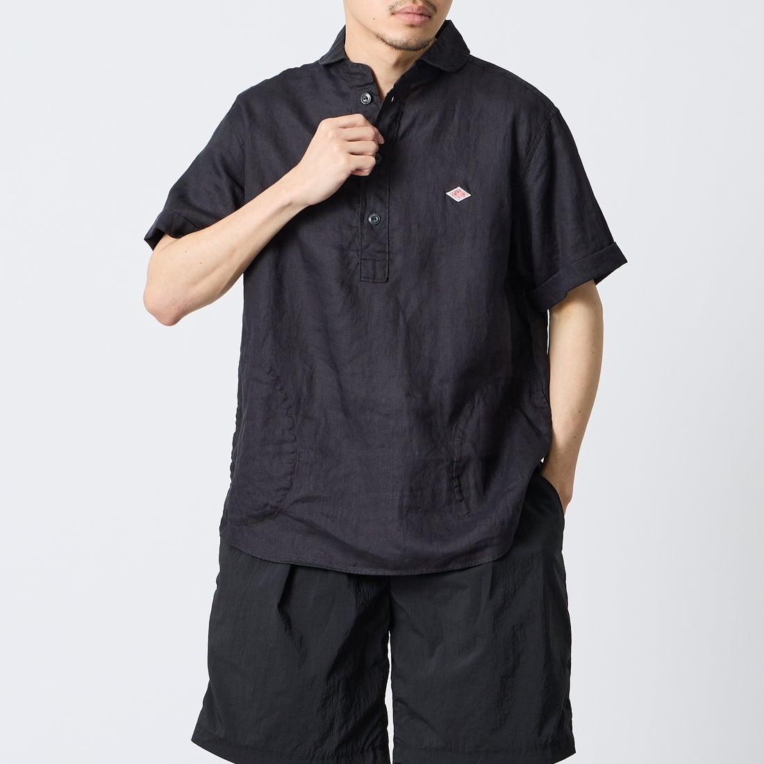 DANTON [ダントン] ラウンドカラー リネンクロスプルオーバーシャツ [DT-B0284FLI] CHARCOAL &&モデル身長：168cm 着用サイズ：40&&