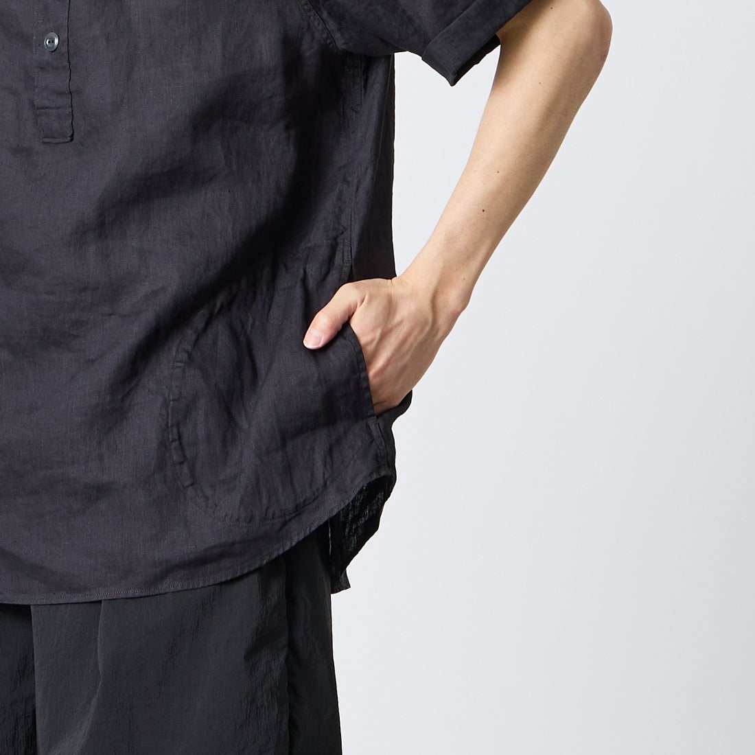 DANTON [ダントン] ラウンドカラー リネンクロスプルオーバーシャツ [DT-B0284FLI] CHARCOAL &&モデル身長：168cm 着用サイズ：40&&