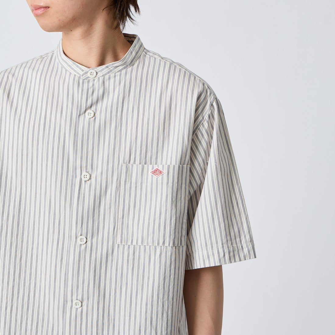 DANTON [ダントン] コットンリネン ストライプバンドカラーシャツ [JD-3788SCP] ECR/CHR ST &&モデル身長：177cm 着用サイズ：42&&