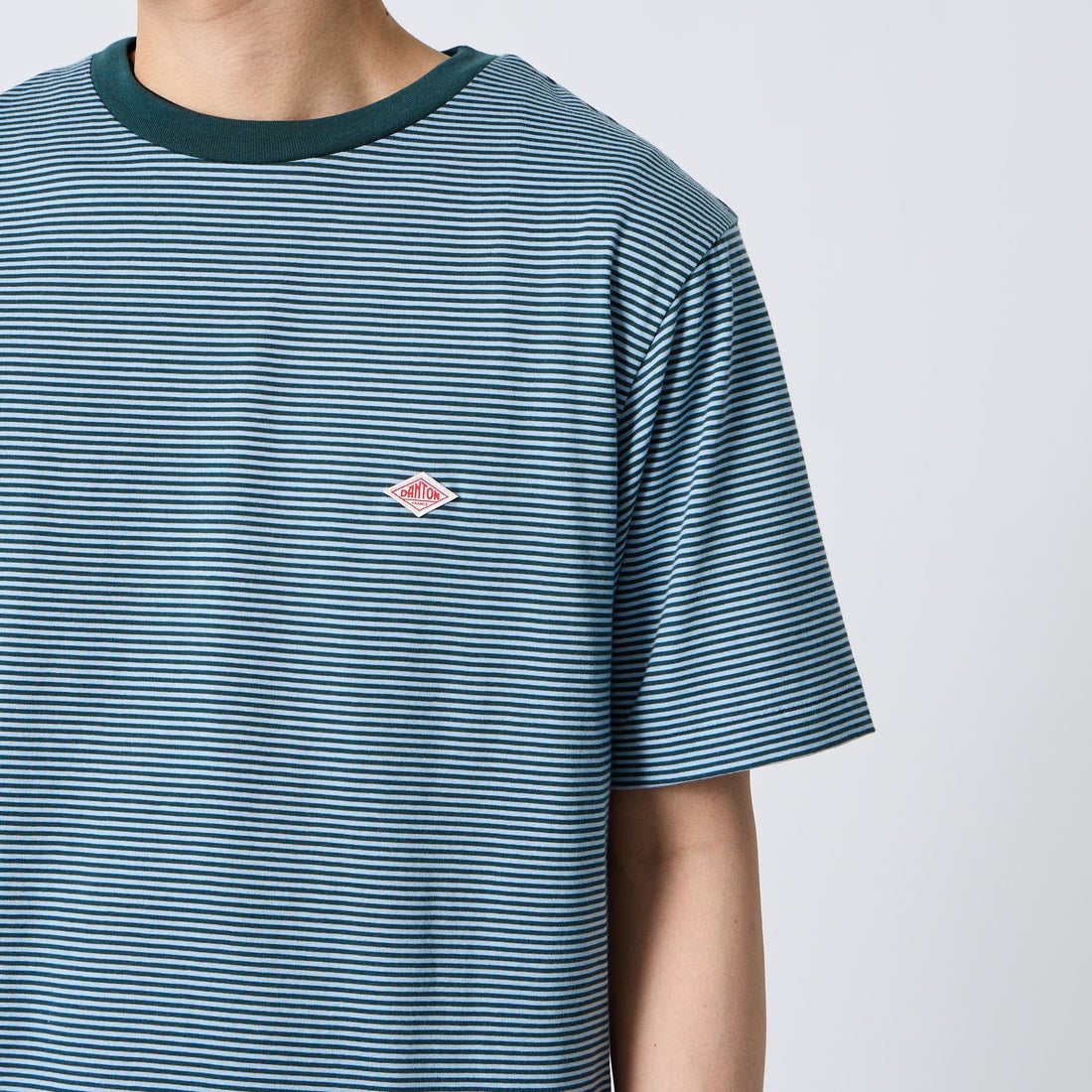 DANTON [ダントン] ボーダーインナーTシャツ [DT-C0196CVT] D.GRN/SAX &&モデル身長：177cm 着用サイズ：M&&
