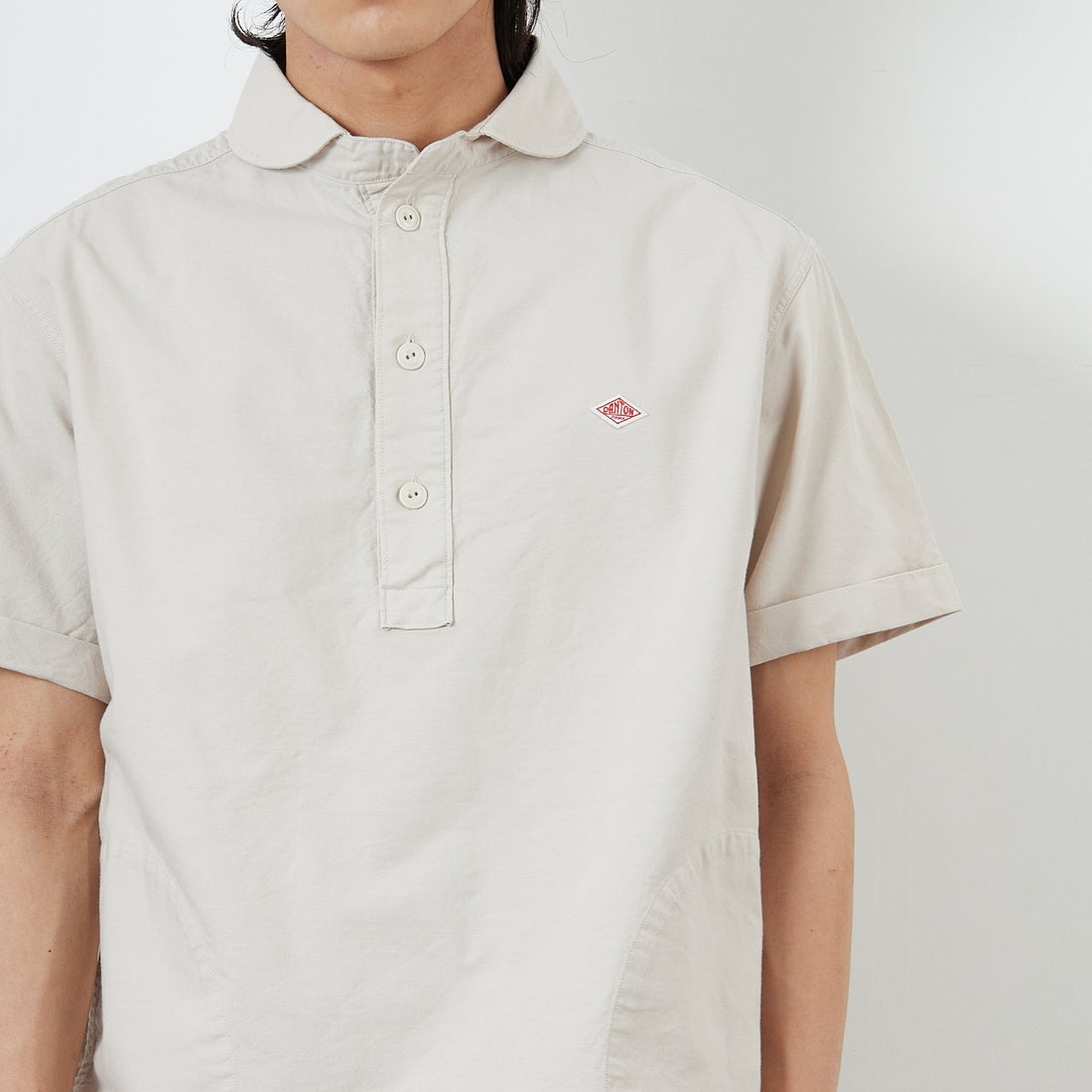 DANTON [ダントン] ラウンドカラー プルオーバーシャツ [DT-B0284SOX] OYSTER &&モデル身長：179cm 着用サイズ：42&&
