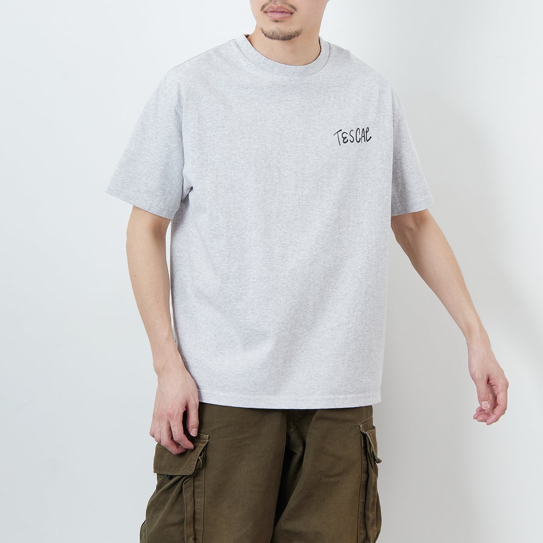 The Endless Summer [エンドレスサマー] 別注 手書き風ロゴ BUHIバックプリントTシャツ [FH-25574502-JF] 03 MIX GRA &&モデル身長：168cm 着用サイズ：L&&