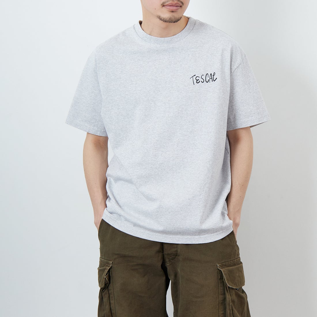 The Endless Summer [エンドレスサマー] 別注 手書き風ロゴ BUHIバックプリントTシャツ [FH-25574502-JF] 03 MIX GRA &&モデル身長：168cm 着用サイズ：L&&