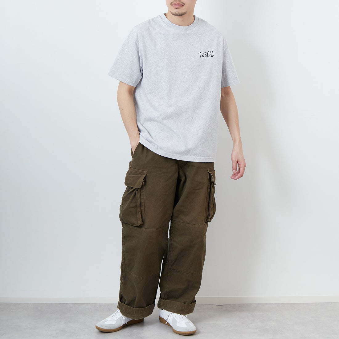 The Endless Summer [エンドレスサマー] 別注 手書き風ロゴ BUHIバックプリントTシャツ [FH-25574502-JF] 03 MIX GRA &&モデル身長：168cm 着用サイズ：L&&