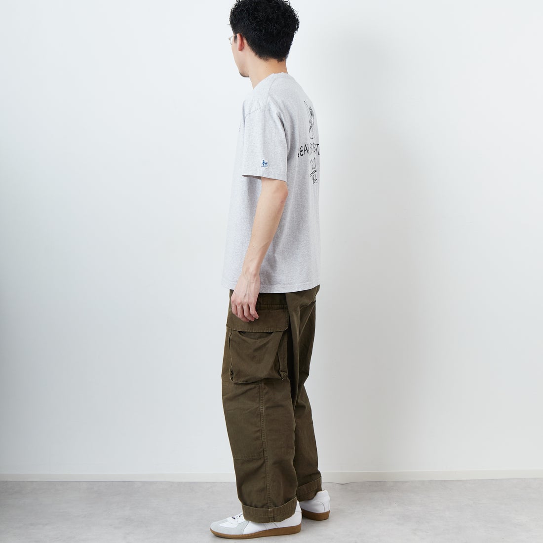 The Endless Summer [エンドレスサマー] 別注 手書き風ロゴ BUHIバックプリントTシャツ [FH-25574502-JF] 03 MIX GRA &&モデル身長：168cm 着用サイズ：L&&