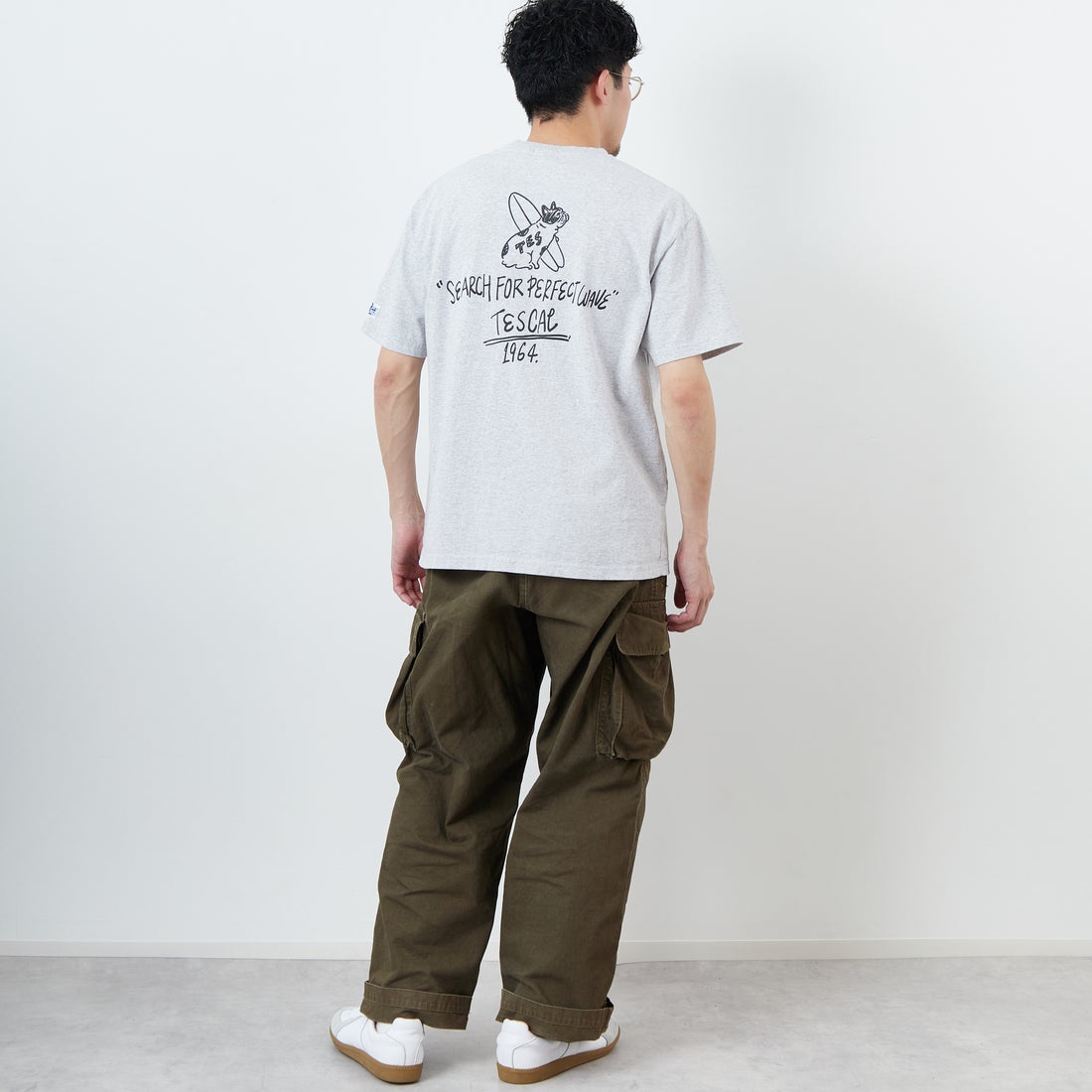 The Endless Summer [エンドレスサマー] 別注 手書き風ロゴ BUHIバックプリントTシャツ [FH-25574502-JF] 03 MIX GRA &&モデル身長：168cm 着用サイズ：L&&