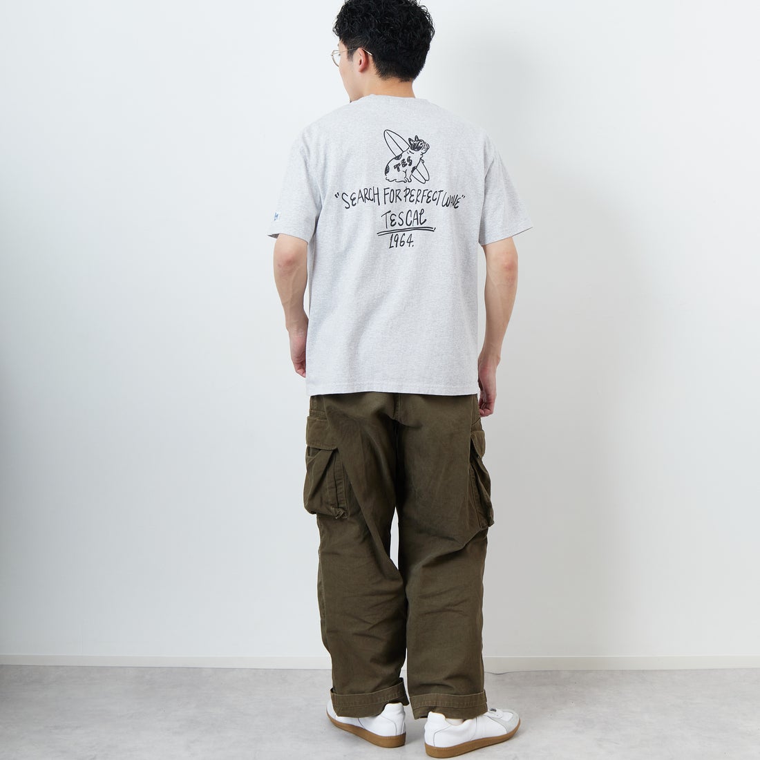 The Endless Summer [エンドレスサマー] 別注 手書き風ロゴ BUHIバックプリントTシャツ [FH-25574502-JF] 03 MIX GRA &&モデル身長：168cm 着用サイズ：L&&