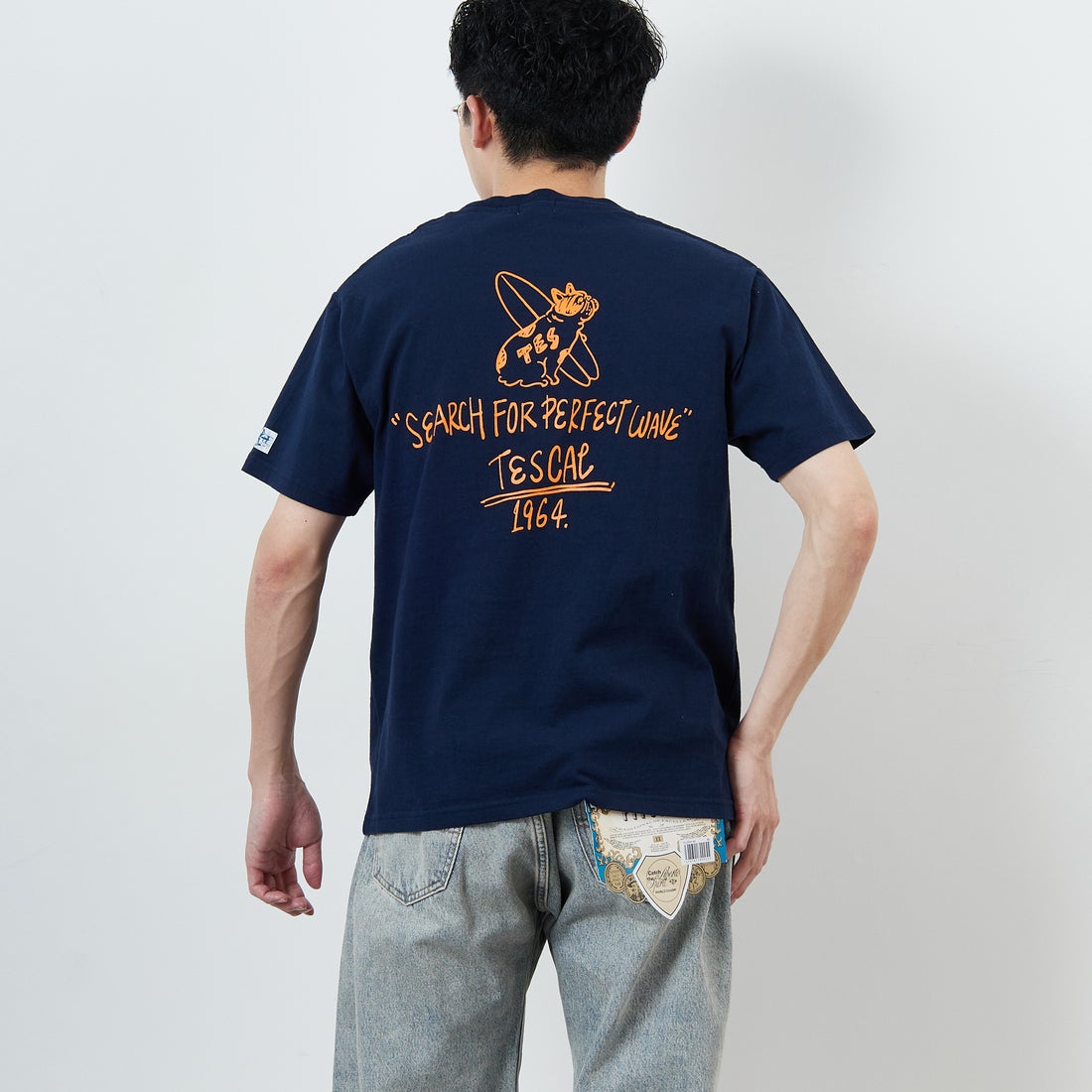 The Endless Summer [エンドレスサマー] 別注 手書き風ロゴ BUHIバックプリントTシャツ [FH-25574502-JF] 60 NAVY &&モデル身長：168cm 着用サイズ：M&&