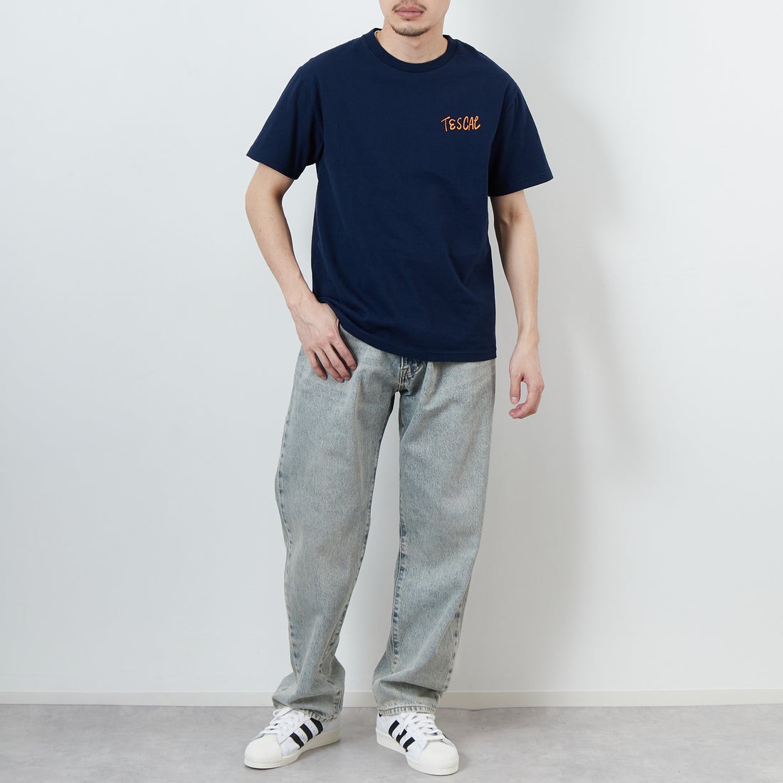 The Endless Summer [エンドレスサマー] 別注 手書き風ロゴ BUHIバックプリントTシャツ [FH-25574502-JF] 60 NAVY &&モデル身長：168cm 着用サイズ：M&&