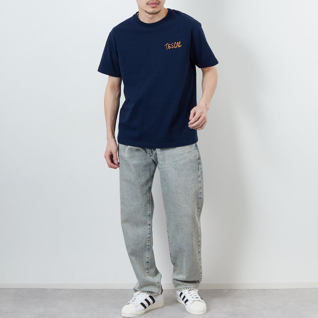 The Endless Summer [エンドレスサマー] 別注 手書き風ロゴ BUHIバックプリントTシャツ [FH-25574502-JF] 60 NAVY &&モデル身長：168cm 着用サイズ：M&&