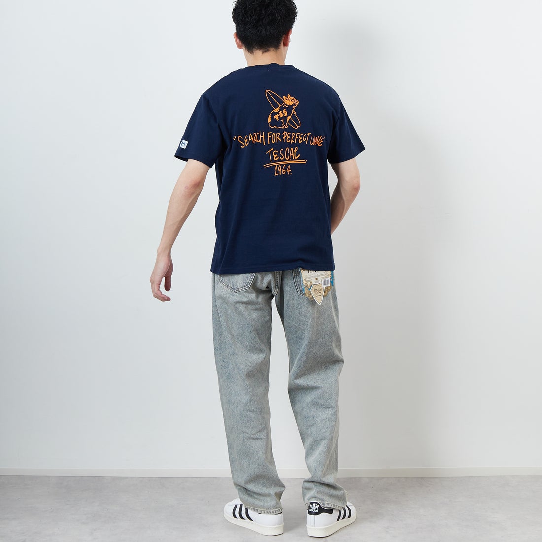 The Endless Summer [エンドレスサマー] 別注 手書き風ロゴ BUHIバックプリントTシャツ [FH-25574502-JF] 60 NAVY &&モデル身長：168cm 着用サイズ：M&&