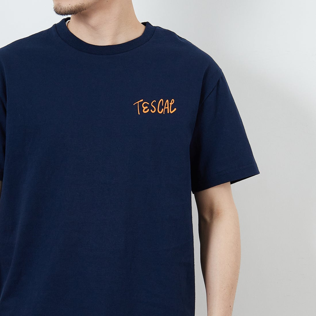 The Endless Summer [エンドレスサマー] 別注 手書き風ロゴ BUHIバックプリントTシャツ [FH-25574502-JF] 60 NAVY &&モデル身長：168cm 着用サイズ：M&&