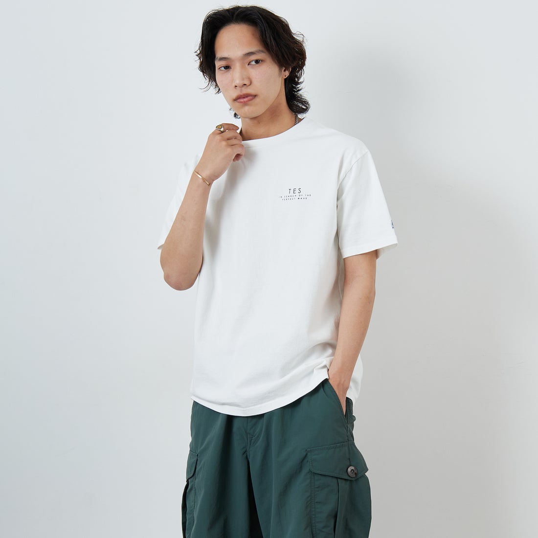 The Endless Summer [エンドレスサマー] 別注 サークルBUHIバックプリントTシャツ [FH-25574503-JF] 07 WHITE &&モデル身長：179cm 着用サイズ：XL&&