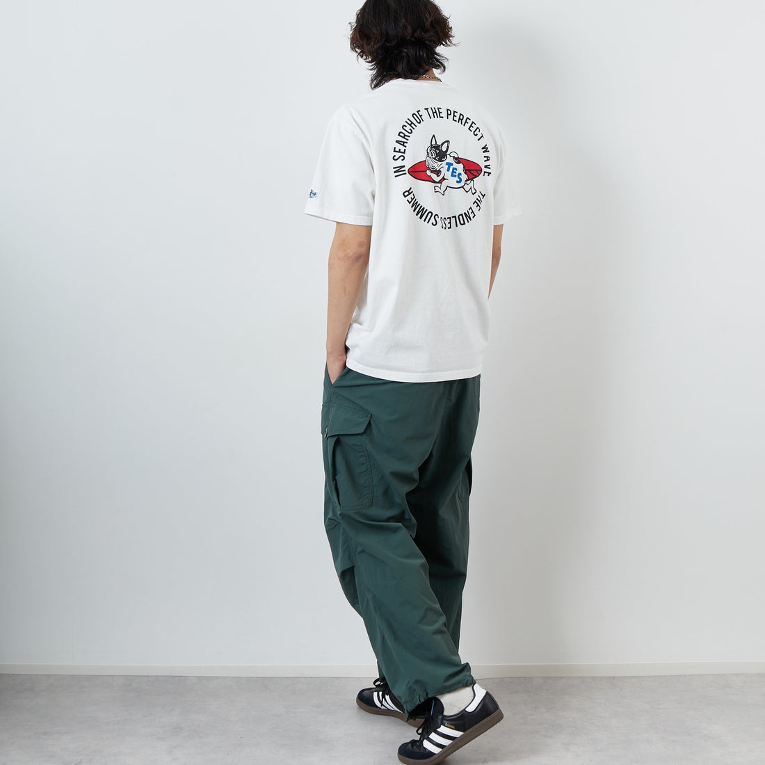 The Endless Summer [エンドレスサマー] 別注 サークルBUHIバックプリントTシャツ [FH-25574503-JF] 07 WHITE &&モデル身長：179cm 着用サイズ：XL&&